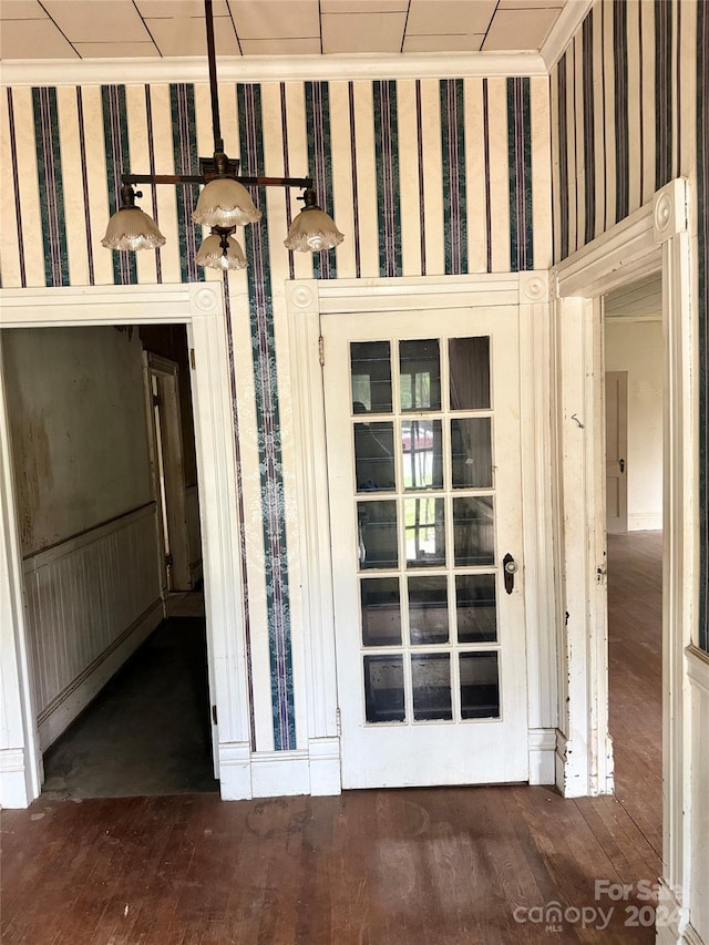 interior details with hardwood / wood-style floors