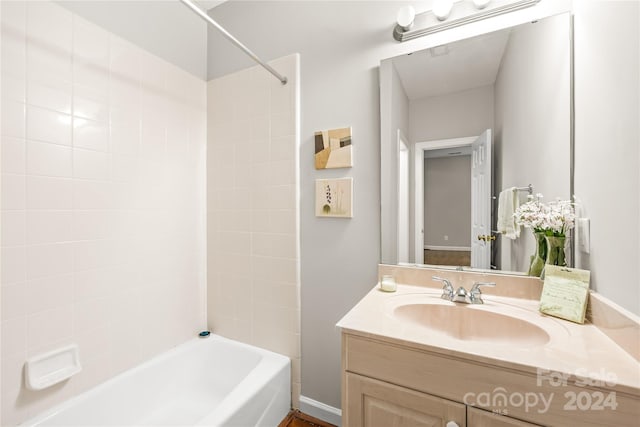 bathroom with vanity and tiled shower / bath