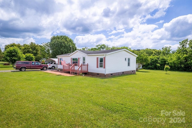 manufactured / mobile home with a front yard