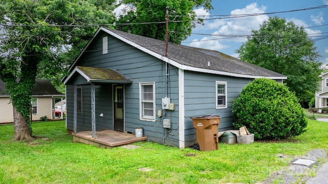 back of house featuring a lawn