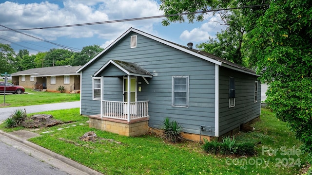 bungalow-style house featuring a front lawn