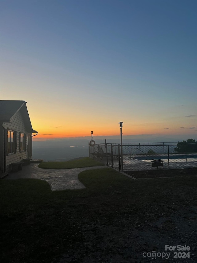 view of yard at dusk