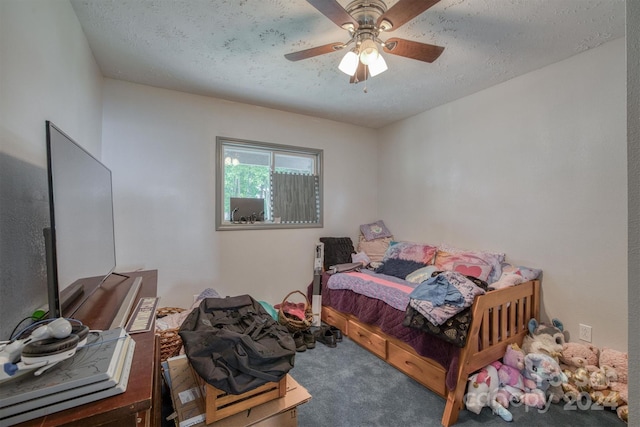 bedroom with ceiling fan, a textured ceiling, and carpet flooring