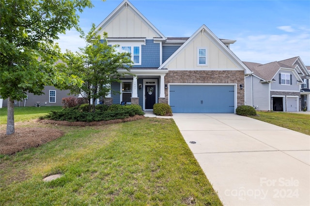 craftsman house featuring a front lawn and a garage