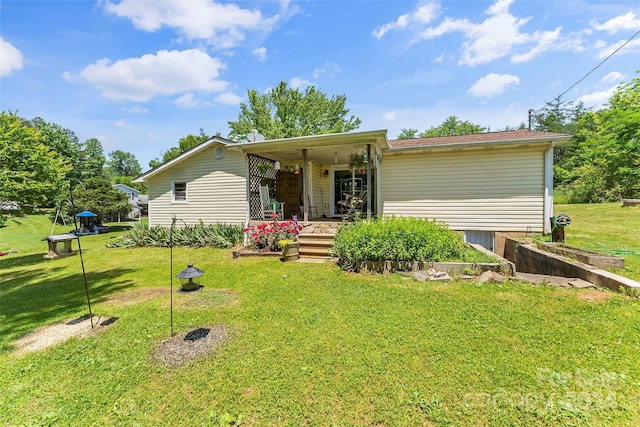 view of front of property featuring a front yard