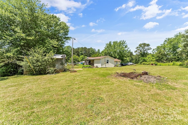 view of yard with a storage unit