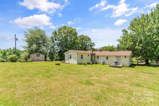 view of yard with an outdoor structure