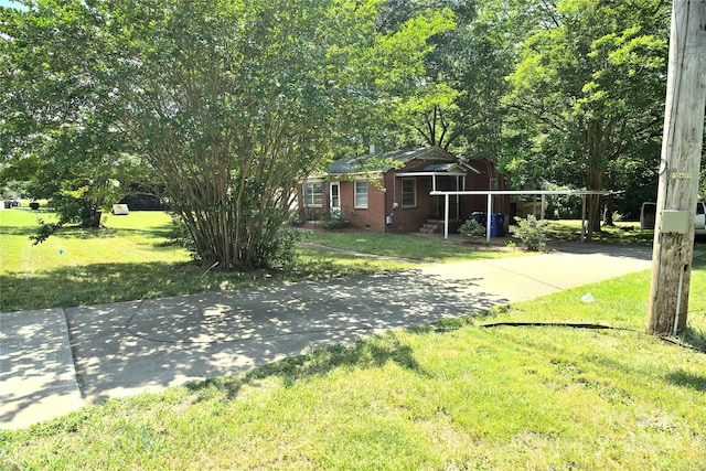 view of yard featuring driveway