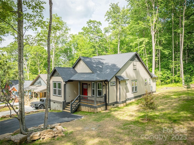 view of front facade featuring a front yard