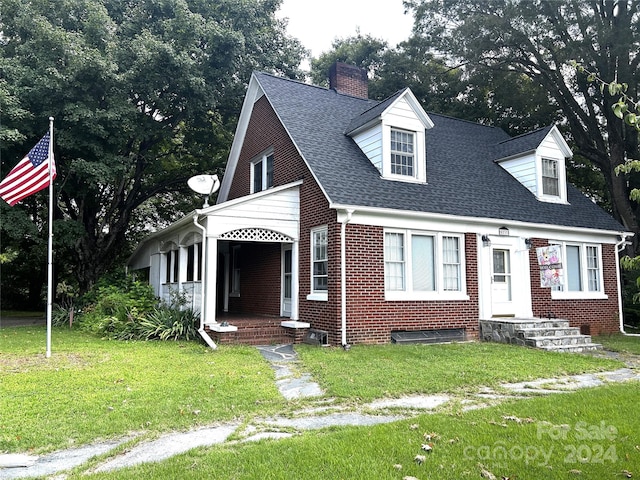 view of front facade with a front lawn