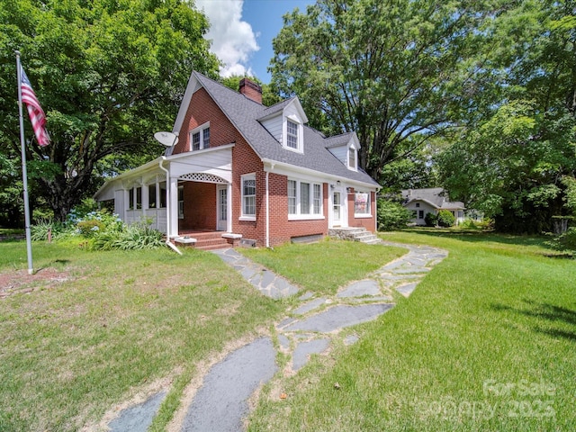 view of front of property featuring a front yard