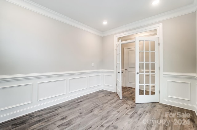 empty room featuring light hardwood / wood-style floors and ornamental molding