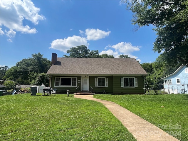 view of front of home featuring a front yard