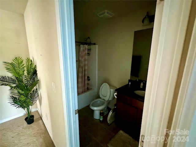 full bathroom featuring shower / bath combination with curtain, vanity, and toilet