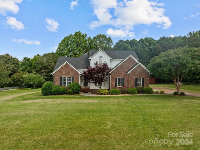 view of front of home featuring a front yard