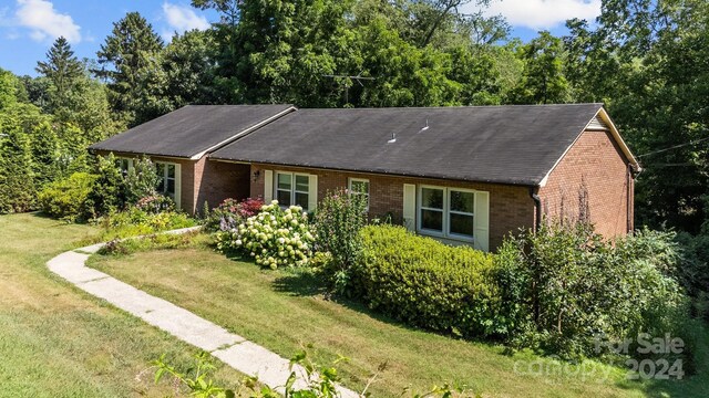 ranch-style home featuring a front yard