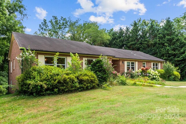 single story home with a front lawn