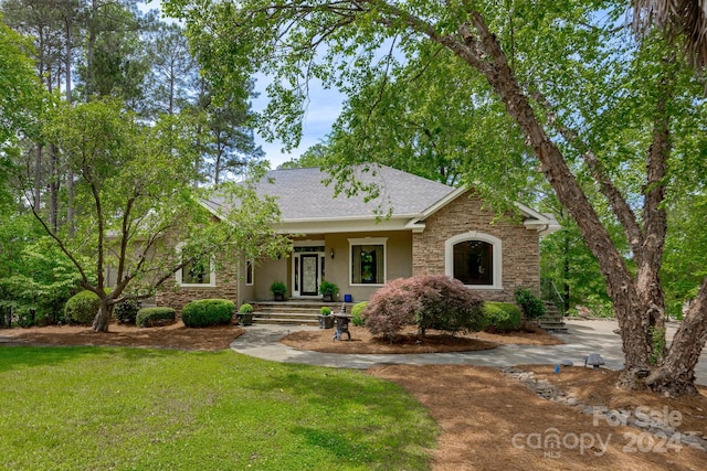 view of front of property featuring a front yard