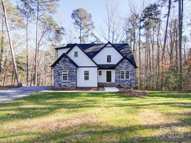 modern farmhouse style home featuring a front yard