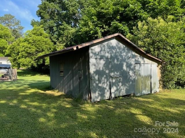 view of outdoor structure with a yard