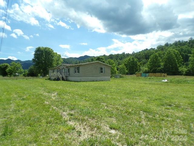 view of yard with a mountain view