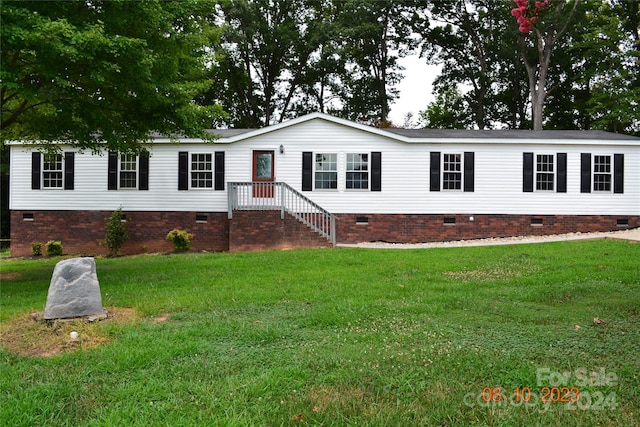 manufactured / mobile home featuring a front yard