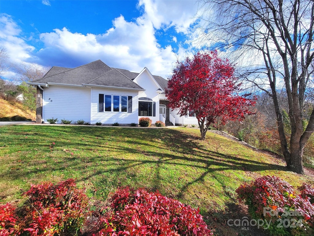 view of front facade with a front yard