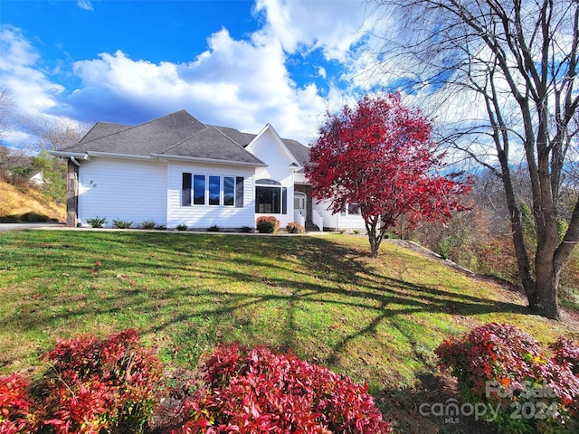 view of front facade with a front yard