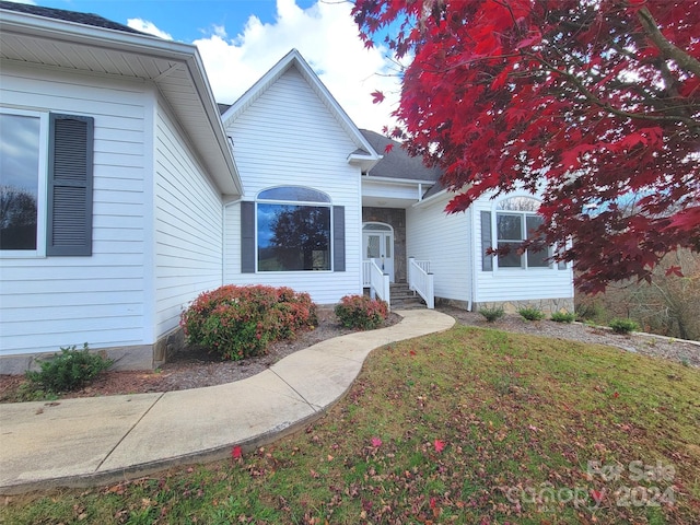 view of front of home with a front yard