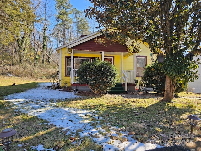 view of front facade featuring a yard