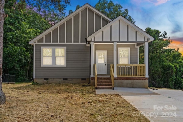 view of front of property featuring covered porch