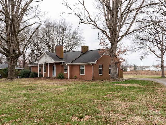 view of front of house featuring a front lawn