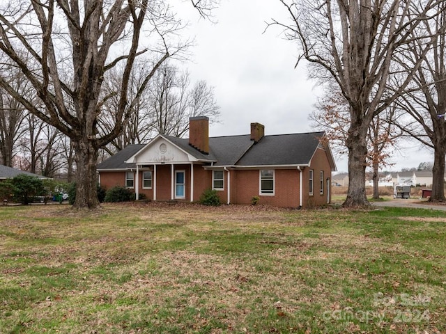 single story home featuring a front lawn