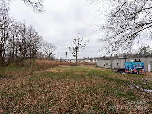 view of yard featuring an outdoor structure