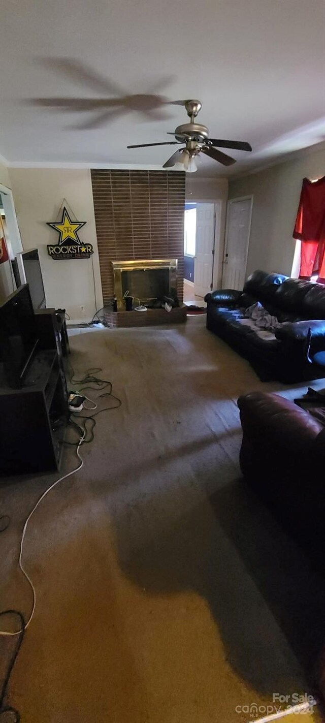 carpeted living room featuring ceiling fan