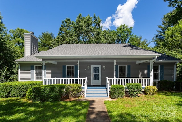 view of front of property featuring a porch and a front yard