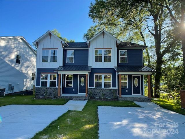 view of front of property featuring covered porch and a front yard