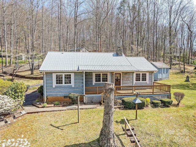 view of front of home with a wooden deck and a front yard