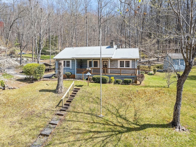 ranch-style home featuring a front lawn and covered porch