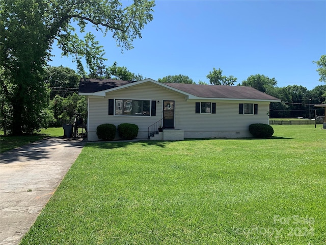 view of front of house featuring a front lawn