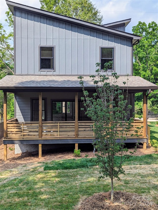 view of front facade with a porch and a front yard