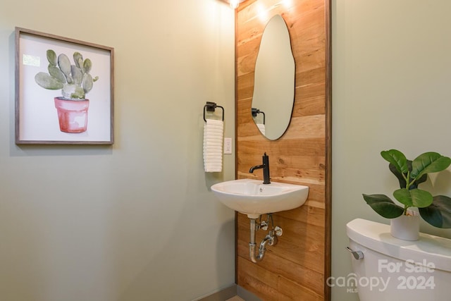 bathroom featuring toilet and sink