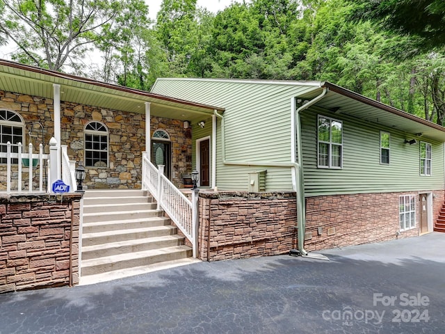 view of front of home featuring covered porch