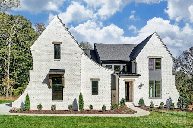 view of front facade featuring a front lawn