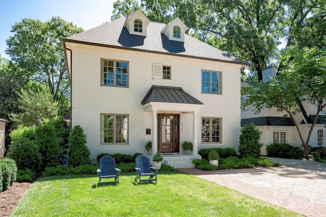 view of front facade with a front yard