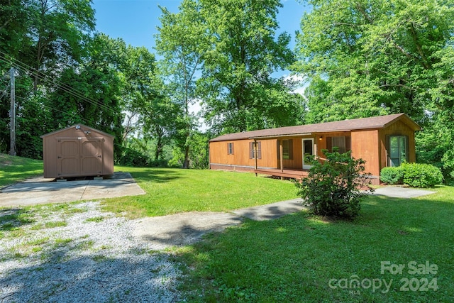 view of yard with a storage unit