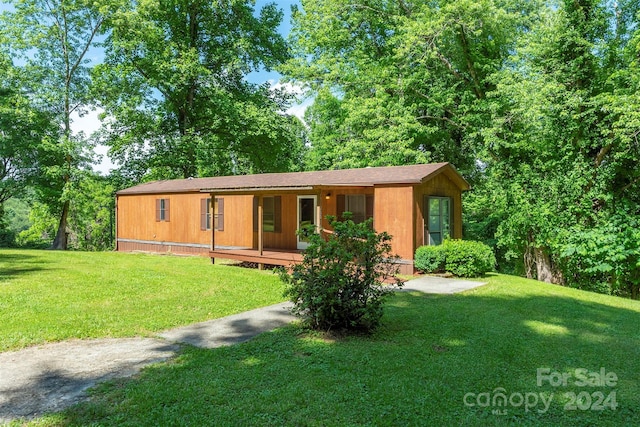 view of front of property with a front lawn