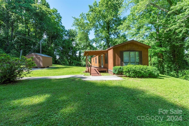 view of yard featuring a shed