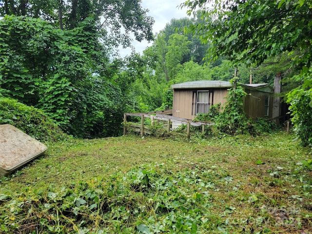 view of yard featuring a storage shed