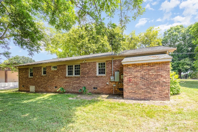 rear view of house featuring a lawn